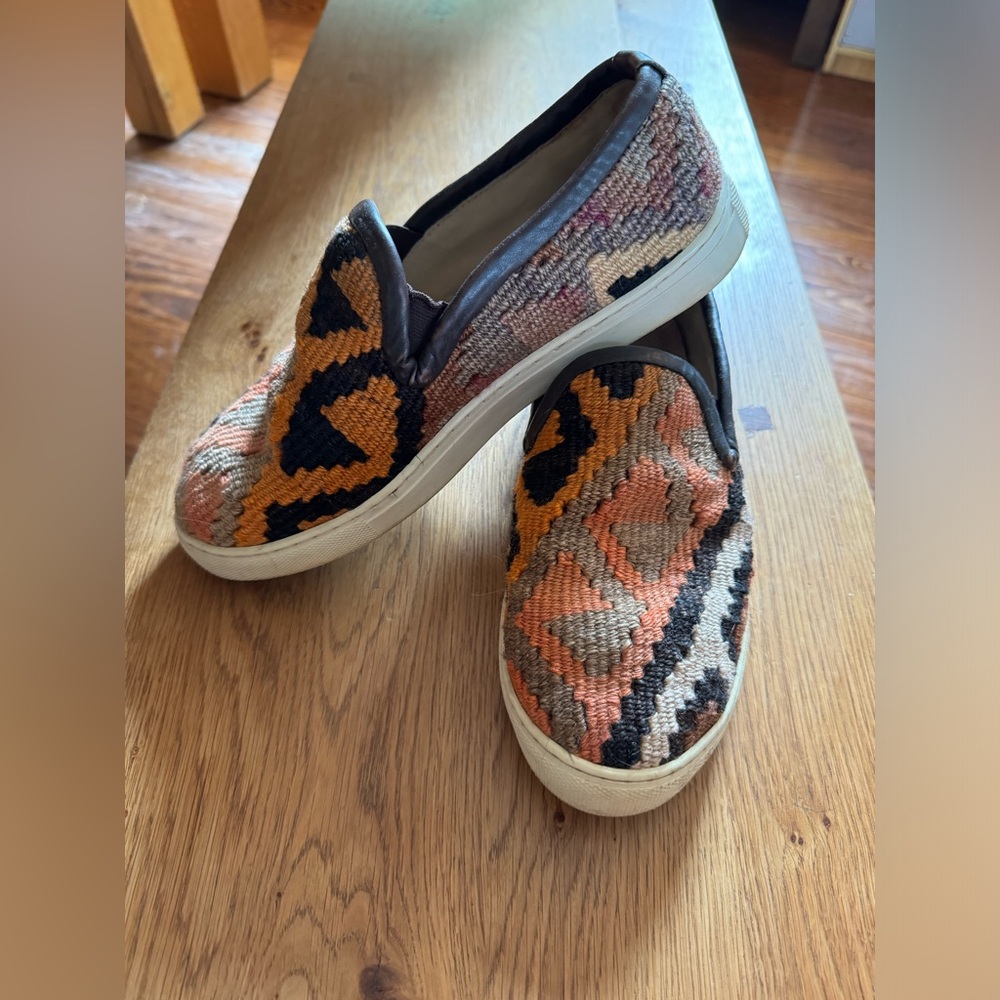 Res Ipsa tapestry slip on, 9.